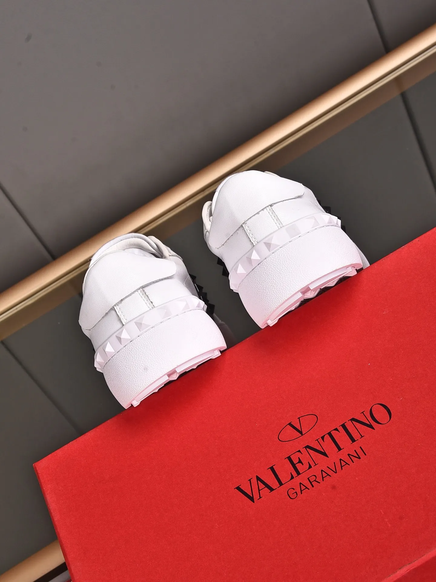 Men's shoes 440💰 (men and women couples) Valentino classic color matching series casual shoes. Made with heavy craftsmanship, good products pay attention to every detail. A must-have trendy item that can be worn all year round, it has been worn by many celebrities and Internet celebrities~~Imported cowhide surface, unique design concept, sheepskin lining, counter quality. Women’s clothing 35-40. Men’s clothing 39-44, 45-46 (returns and exchanges are not supported for custom-made items)